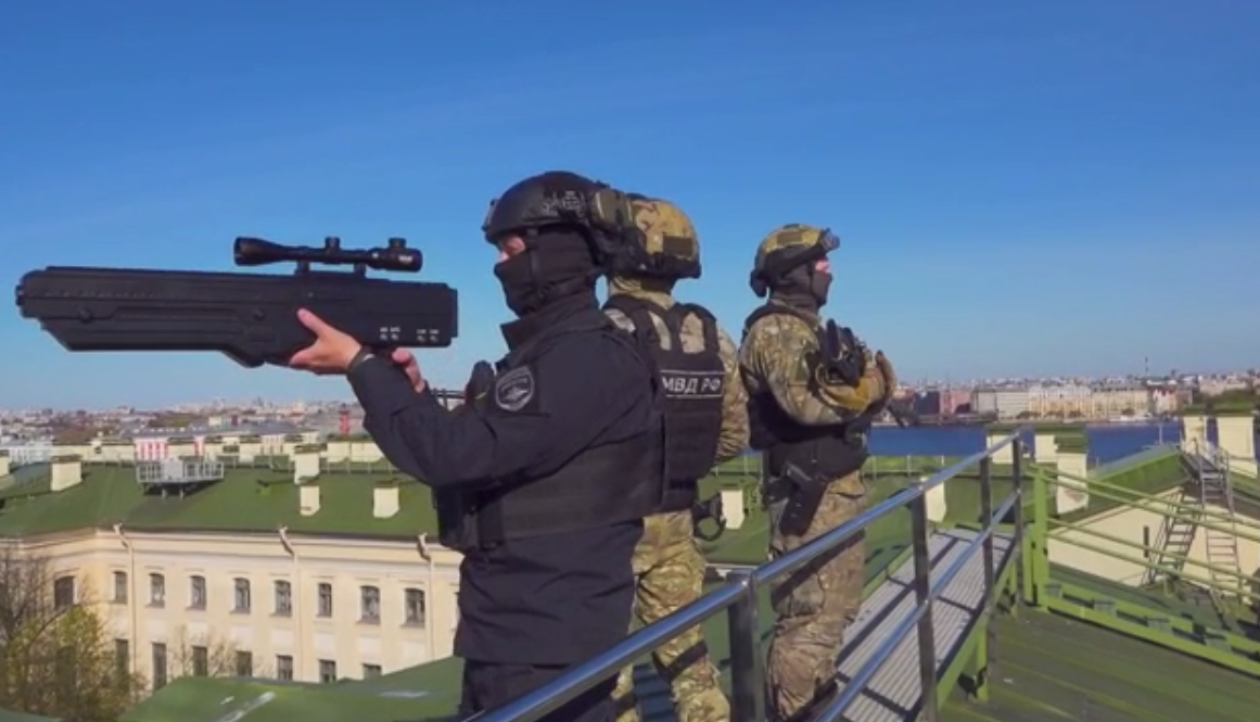 В Санкт-Петербурге создали спецподразделение для охоты на дроны: снайперов размещают на крышах. Видео