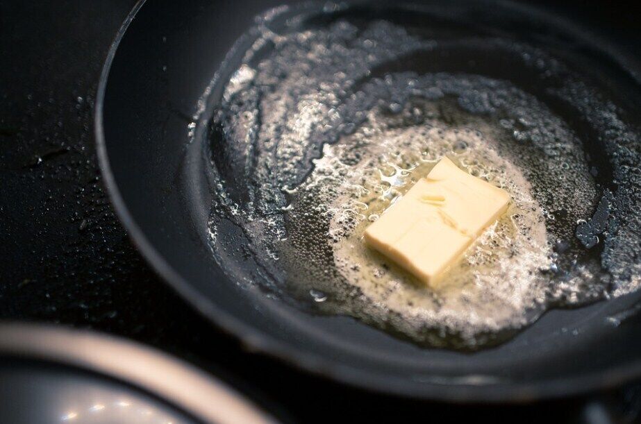 Как проверить сливочное масло на сковороде