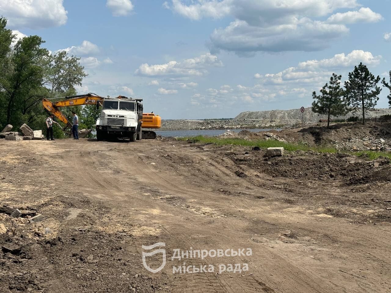 В Днепре на ж/м Победа стартовал ремонт ливневого коллектора: место работ огородили забором