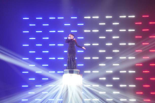 Микс современности и Эдит Пиаф: La Zarra от Франции выступила в финале Евровидения-2023 с пронзающей лирикой. Фото 