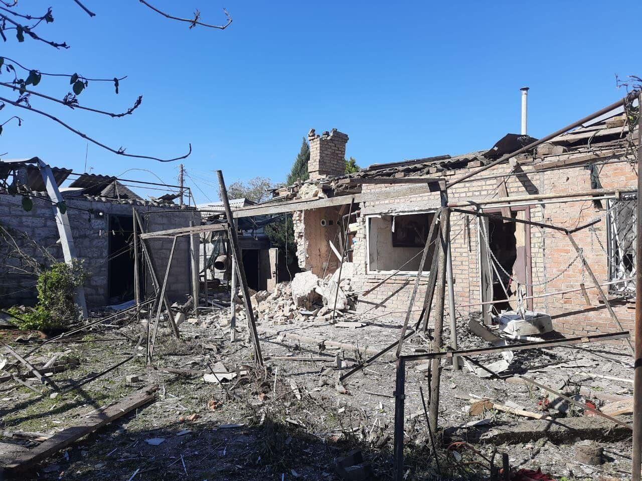 Окупанти ударами по Нікополю зруйнували церкву, будинки та лінії електропередачі: є поранений. Фото