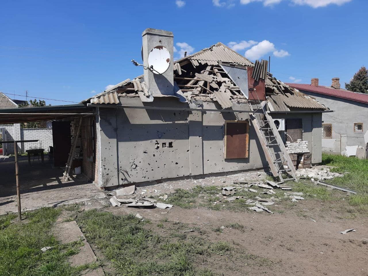 Оккупанты ударами по Никополю разрушили церковь, дома и линии электропередачи: есть раненый. Фото