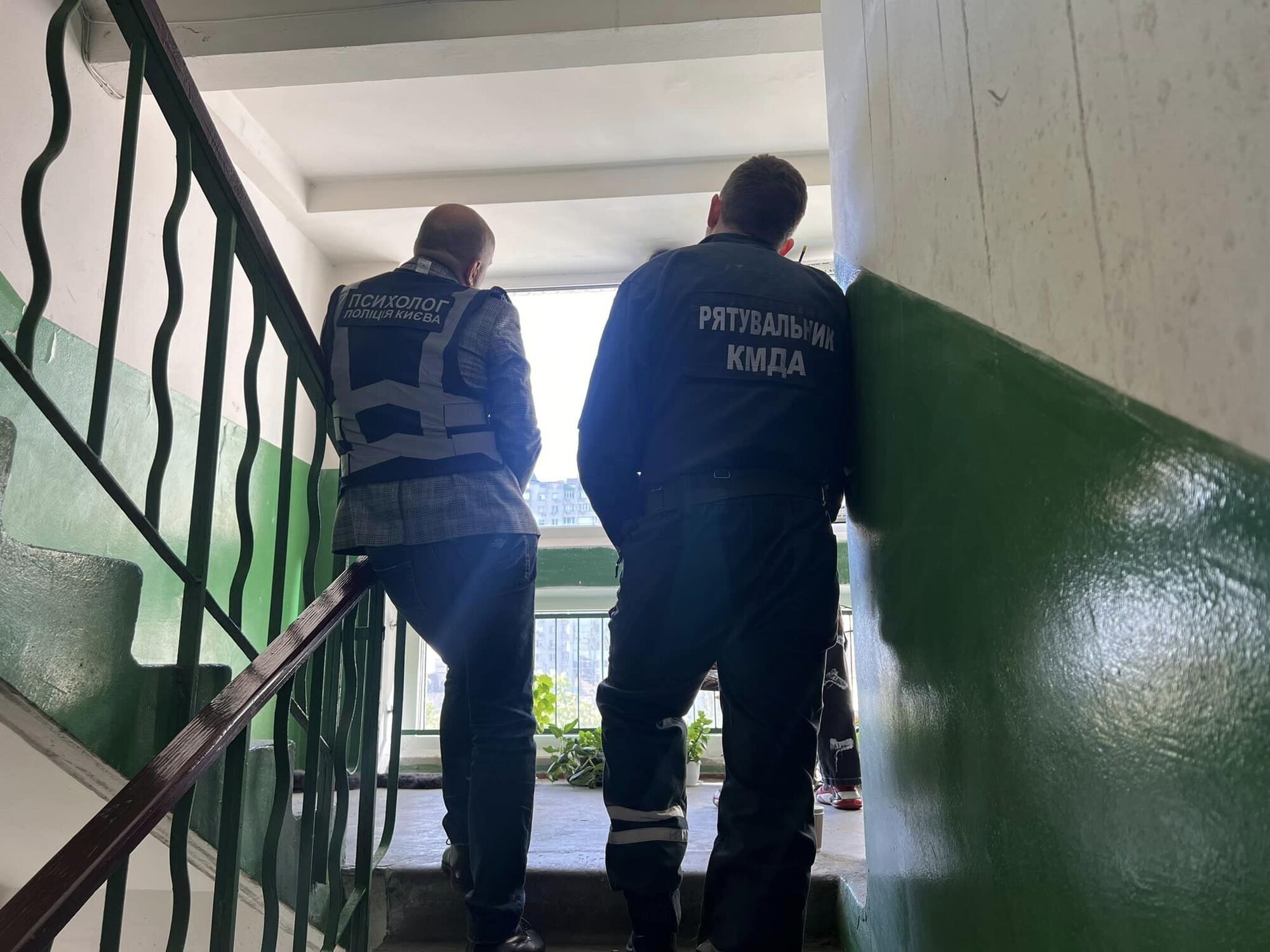 Хотела прыгнуть с 8-го этажа: в Киеве полицейские почти 7 часов уговаривали пенсионерку не делать роковой шаг. Видео