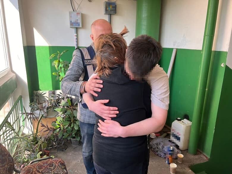 Хотела прыгнуть с 8-го этажа: в Киеве полицейские почти 7 часов уговаривали пенсионерку не делать роковой шаг. Видео