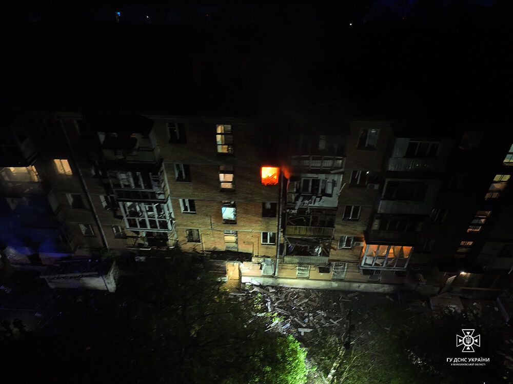 Нічний обстріл Миколаєва: з'явилися фото наслідків влучання в будинок 