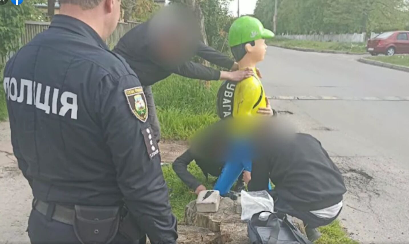 На Київщині чоловік може отримати до 8 років позбавлення волі за крадіжку манекена школяра-пішохода. Відео