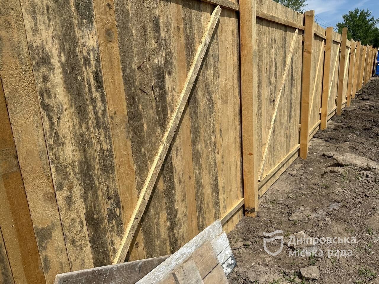 В Днепре на ж/м Победа стартовал ремонт ливневого коллектора: место работ огородили забором