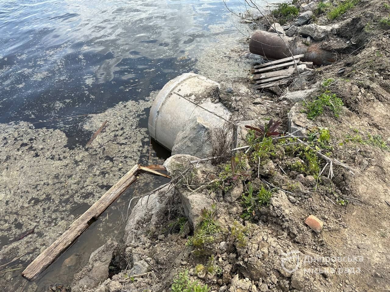 В Днепре на ж/м Победа стартовал ремонт ливневого коллектора: место работ огородили забором
