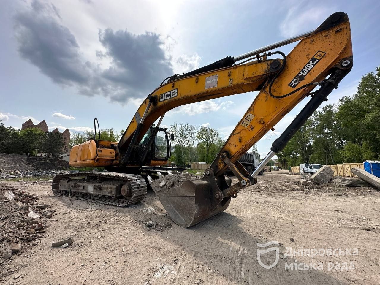 В Днепре на ж/м Победа стартовал ремонт ливневого коллектора: место работ огородили забором