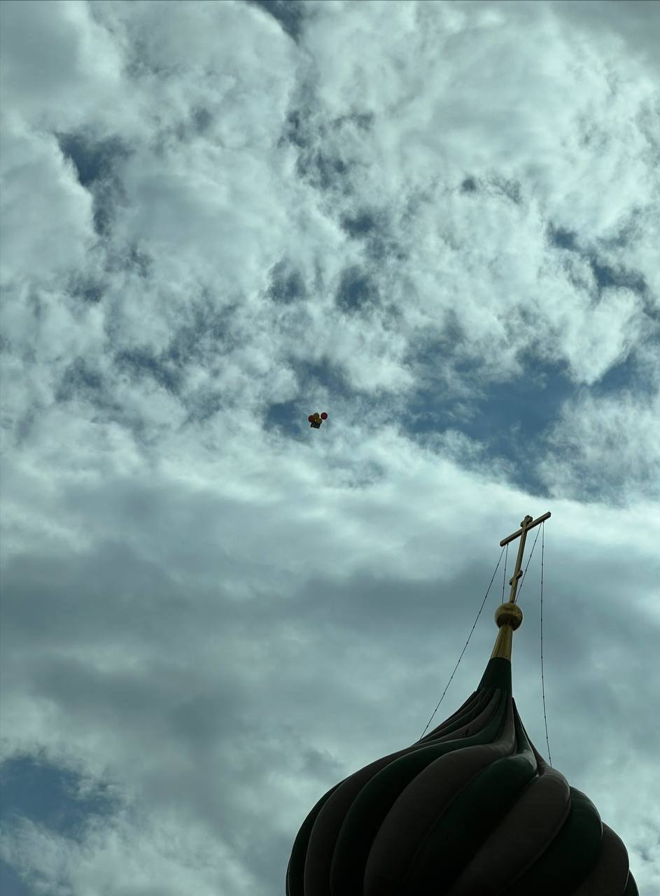 У Москві таджики запустили над Красною площею на кульках прапор України: подробиці та фото