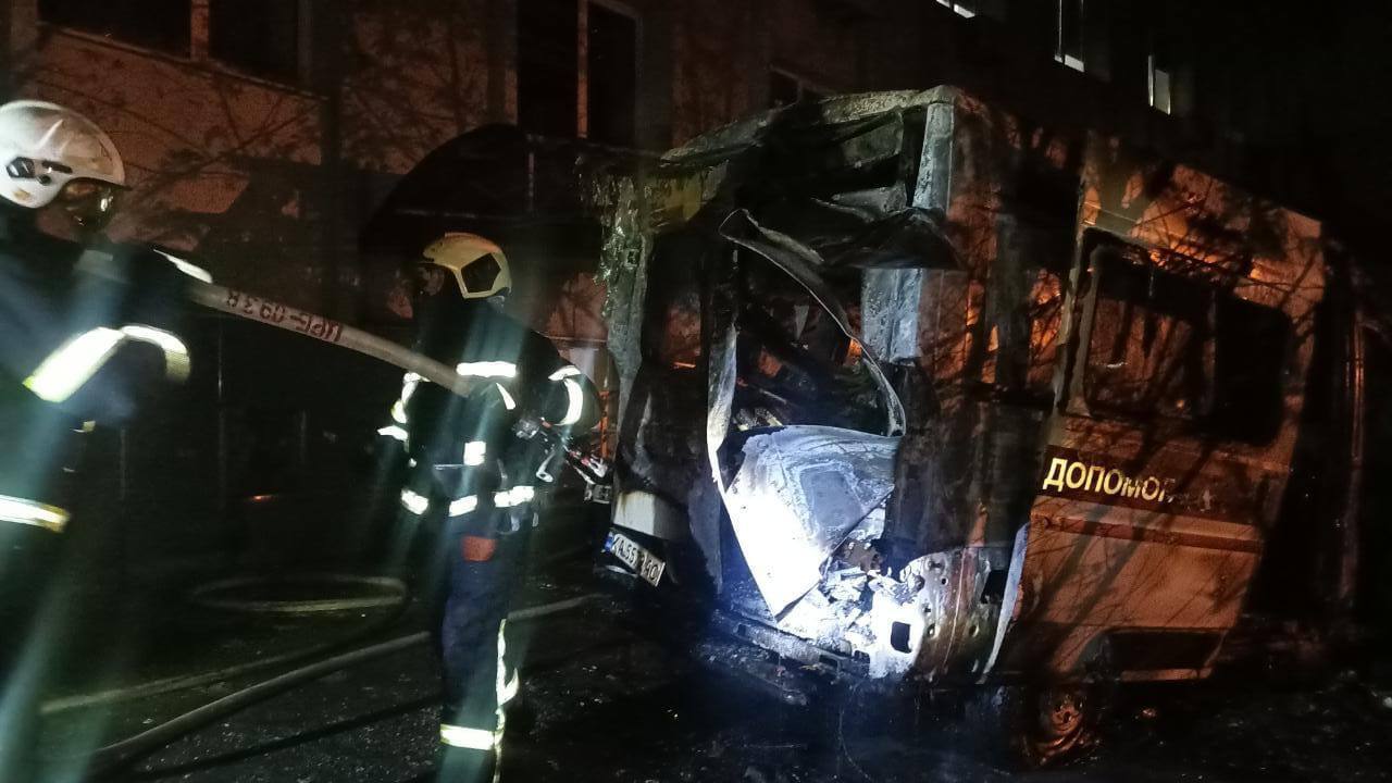 У лікарні Києва спалахнула швидка: загинула жінка. Фото і відео