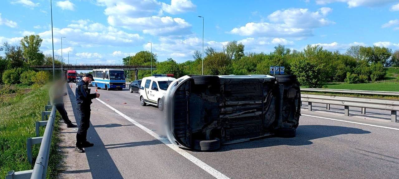 На Київщині сталась аварія за участю Renault: легковик перекинувся, до лікарні доправили дитину. Фото