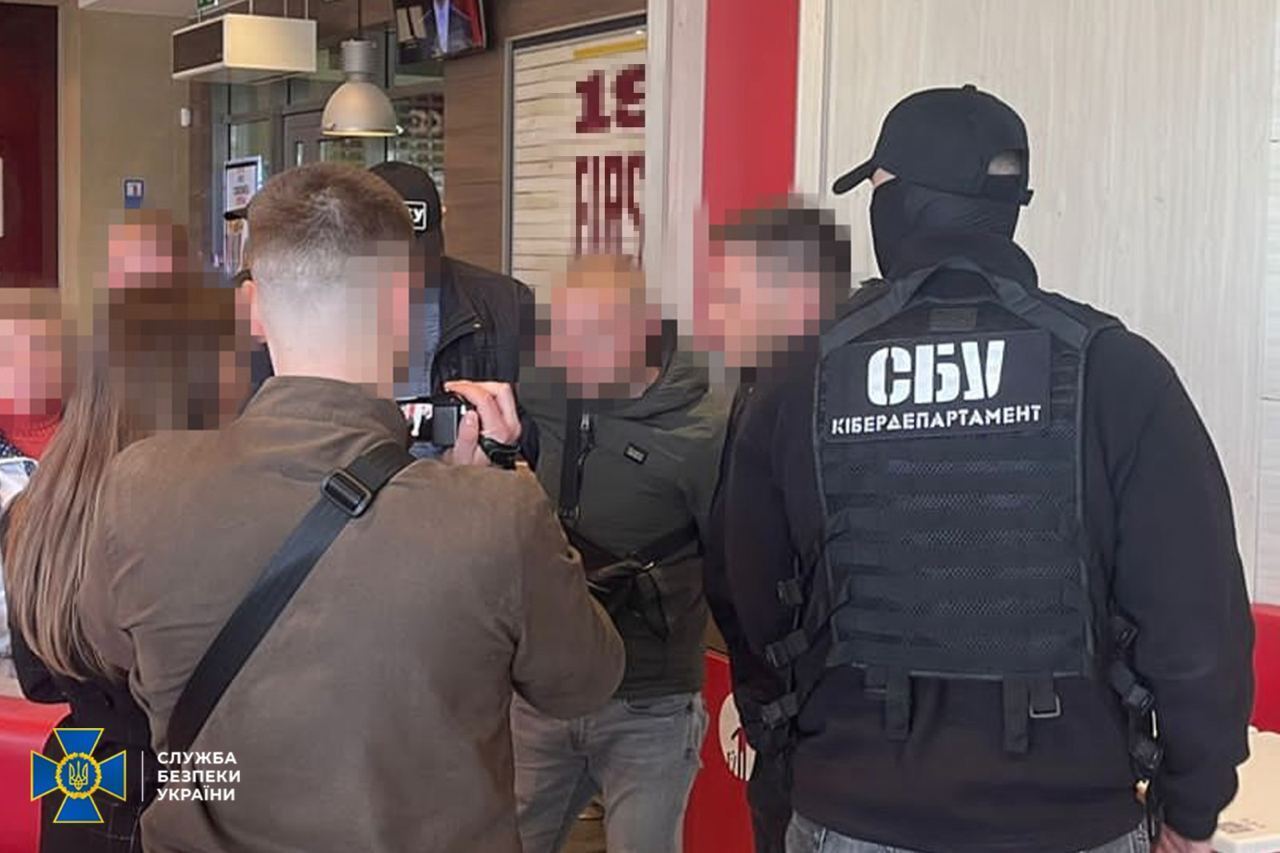 У Києві затримали "приватних детективів": збували інформацію з обмеженим доступом з державних баз даних. Фото