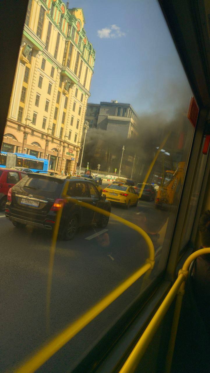 У центрі Москви спалахнув готель: стоїть чорний стовп диму. Відео
