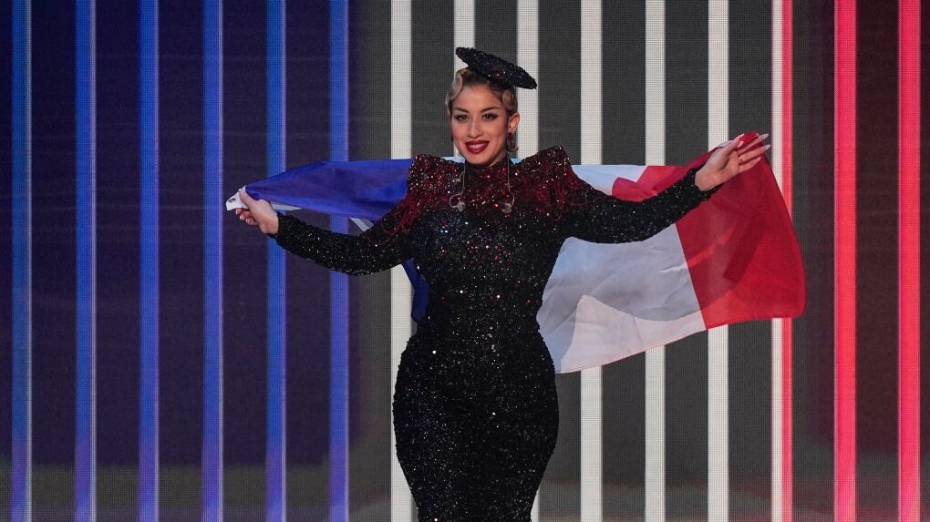 Микс современности и Эдит Пиаф: La Zarra от Франции выступила в финале Евровидения-2023 с пронзающей лирикой. Фото 