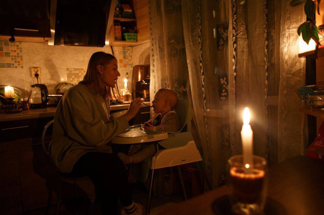 "Під час війни бережуть дитинство своїх дітей": Зеленська зворушливо привітала українських мам з Днем матері