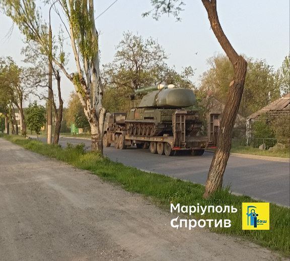 В Мариуполе российские захватчики прячут ПВО между жилыми домами: фото