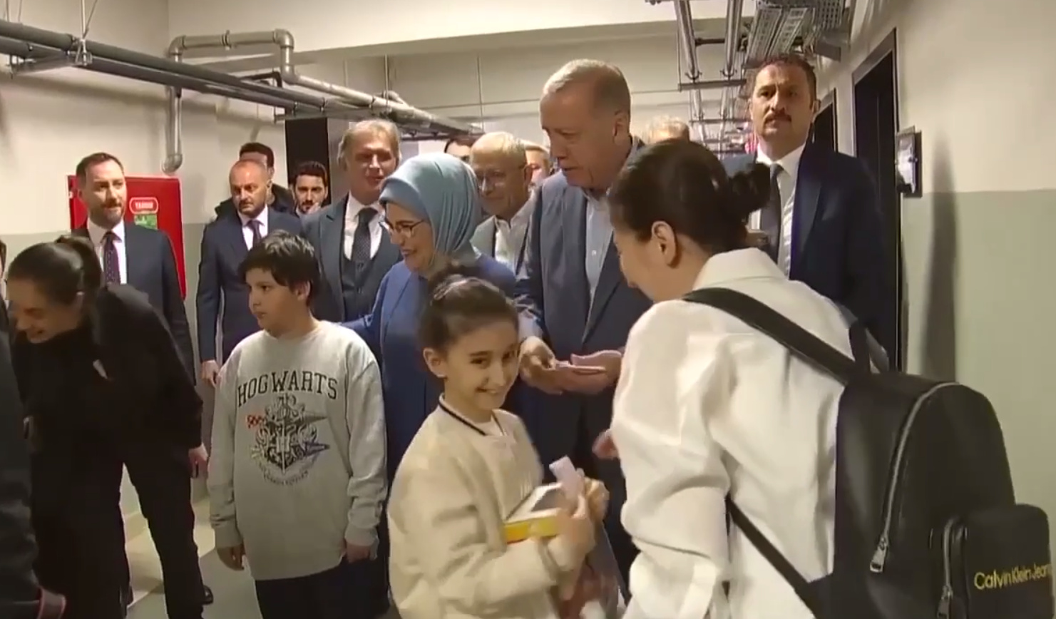 Эрдоган раздал деньги детям у избирательного участка: видео