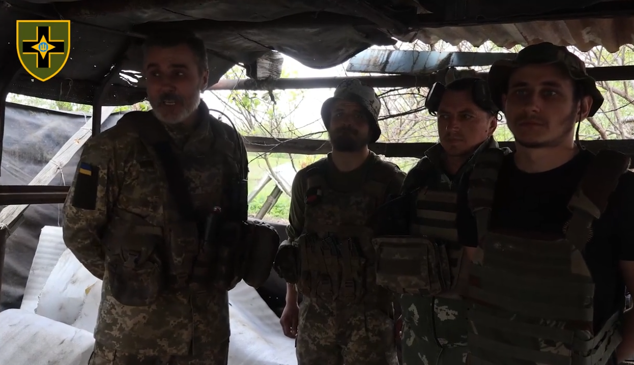 Українські захисники привітали своїх мам з Днем матері прямо з фронту: зворушливе відео