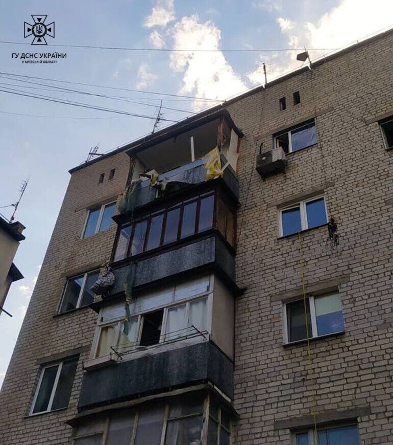 На Київщині стався вибух у квартирі п’ятиповерхового будинку: є постраждала. Фото