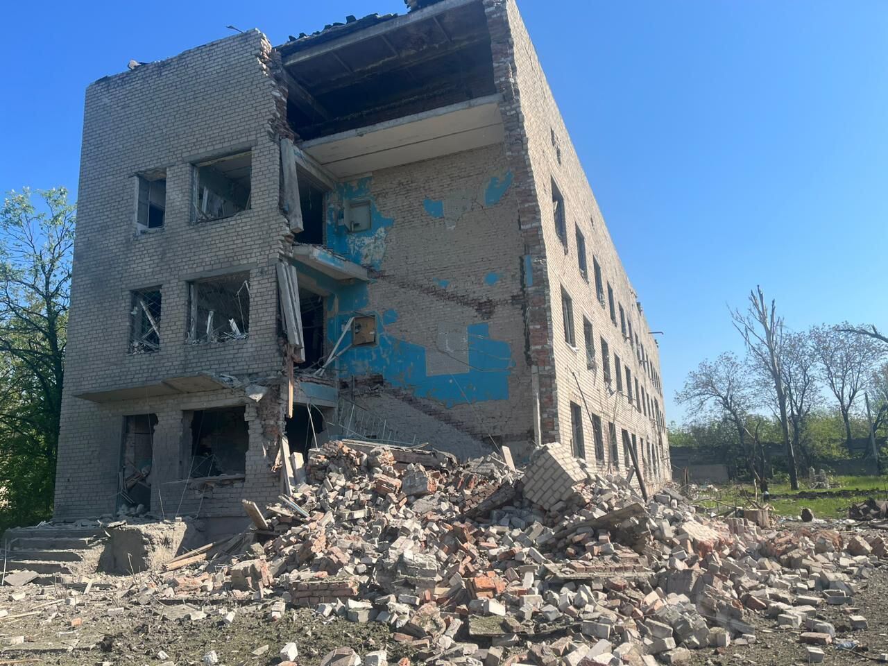 Оккупанты нанесли ракетный удар по больнице в Авдеевке: четыре человека погибли. Фото