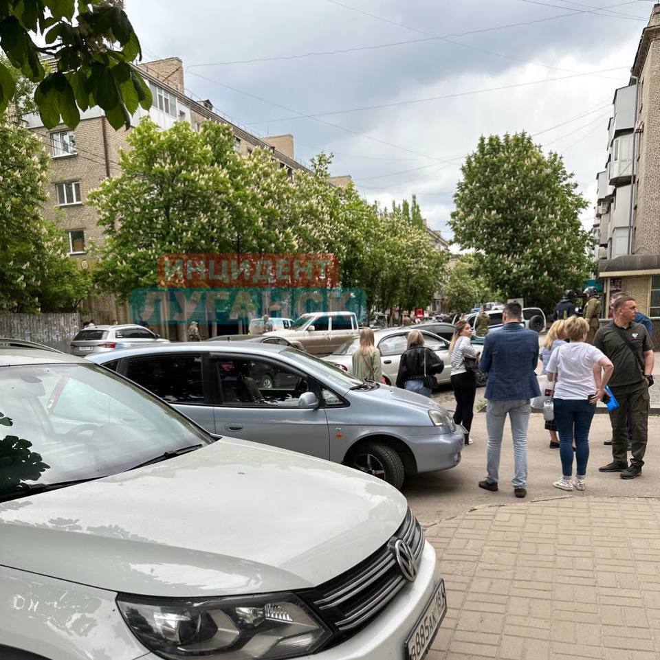 В окупованому Луганську прогримів вибух у перукарні, на місці багато швидких: поранено топокупанта Корнета. Фото і відео
