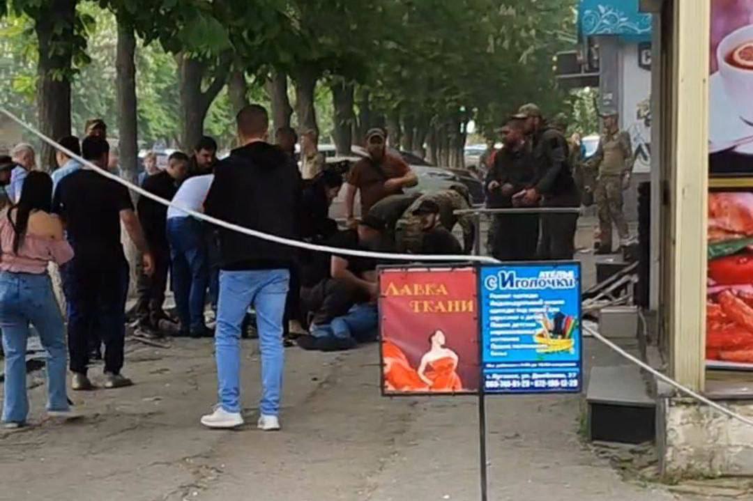 В оккупированном Луганске прогремел взрыв в парикмахерской, на месте много скорых: ранен топ-оккупант Корнет. Фото и видео