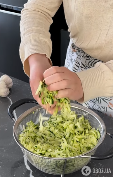 Сытный кабачковый рулет с сыром и помидорами: овощ нужно просто натереть