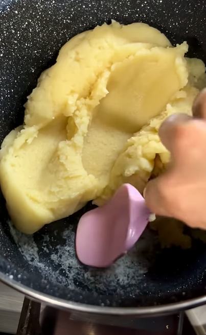 Ідеальне тісто для домашніх еклерів: ділимось технологією приготування 