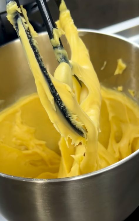 Ідеальне тісто для домашніх еклерів: ділимось технологією приготування 