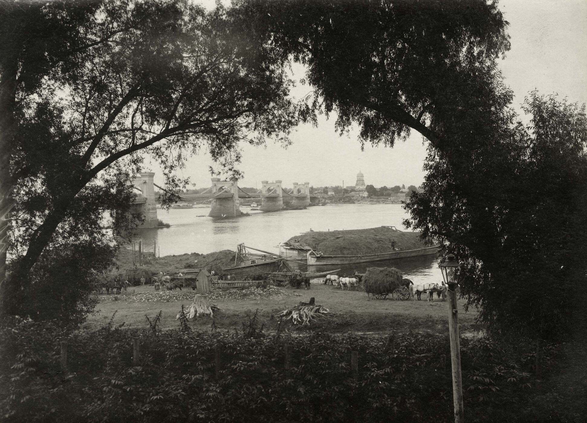 У мережі показали, який вигляд мав перший капітальний ланцюговий міст Києва в 1918 році. Фото