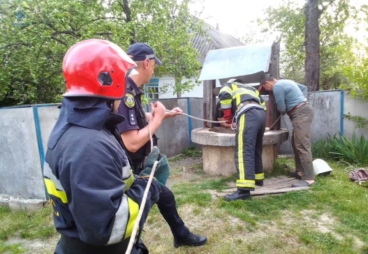 На Киевщине спасли мужчину, который по собственной неосторожности едва не утонул в колодце. Фото