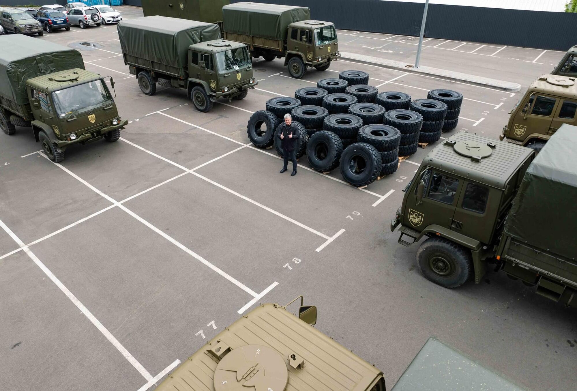 "Завтра на фронт": Порошенко подготовил для военных новую партию техники. Фото