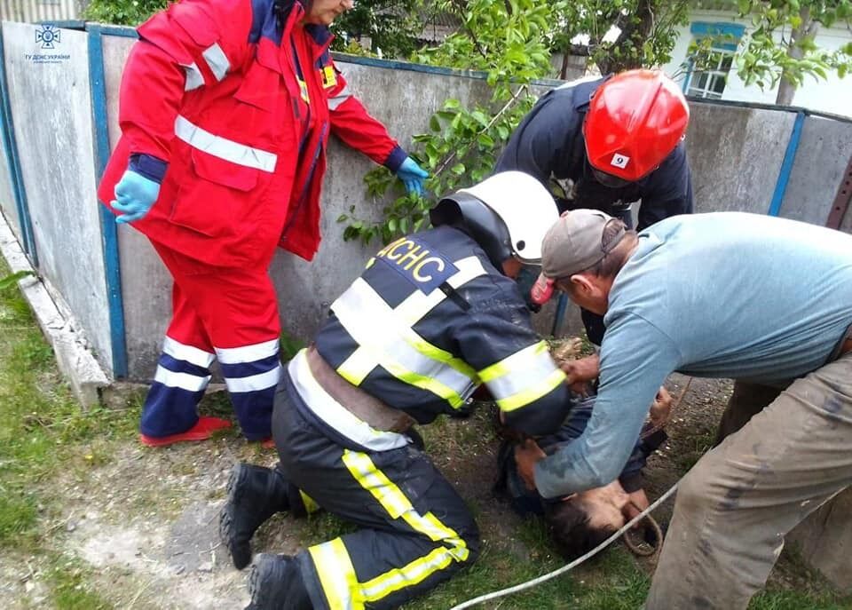 На Киевщине спасли мужчину, который по собственной неосторожности едва не утонул в колодце. Фото