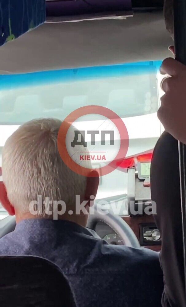 В Киеве полуголый водитель легковушки напал на маршрутчика. Видео