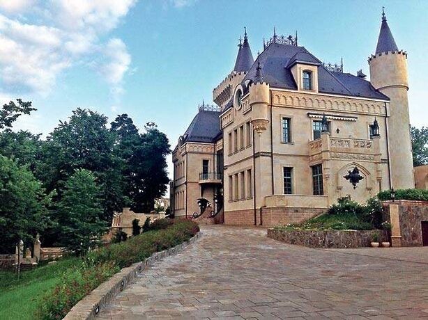 "Русобачення": путініст Стас Барецький планує провести аналог Євробачення в замку Пугачової та Галкіна
