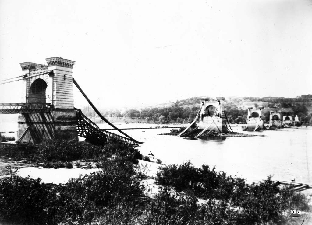 В сети показали, как выглядел первый капитальный цепной мост Киева в 1918 году. Фото