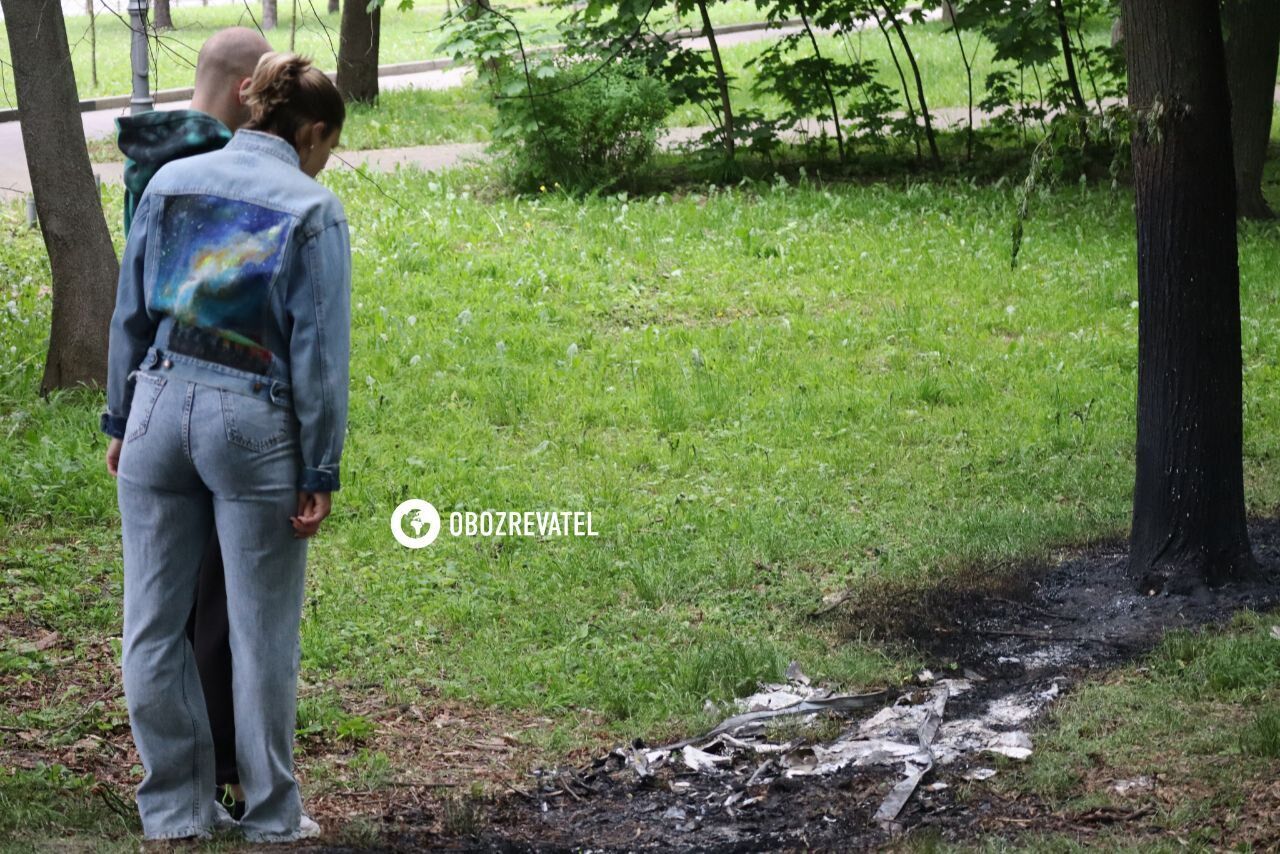 Сломанные ветки деревьев и выжженная трава: последствия падения обломков сбитых над Киевом ракет. Фоторепортаж