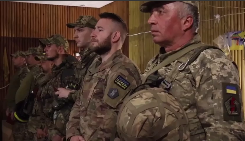 Сырский посетил воинов ВСУ на передовом Бахмутском направлении и вручил награды. Видео