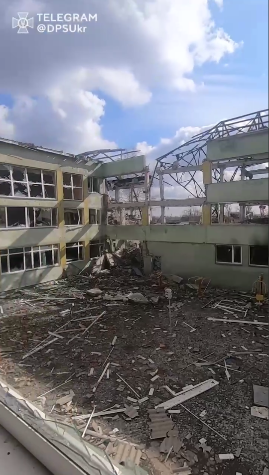 Музика крізь вибухи: український захисник зіграв на піаніно у зруйнованому Бахмуті. Відео