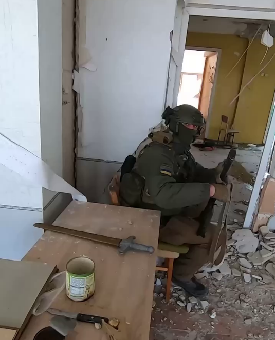 Музика крізь вибухи: український захисник зіграв на піаніно у зруйнованому Бахмуті. Відео