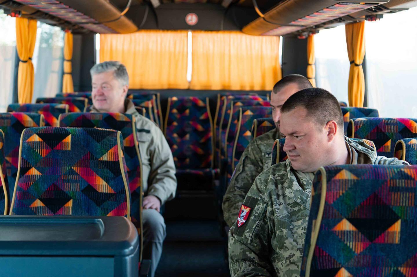  Десантники, яким Порошенко привіз техніку, розповіли, як готуються до наступу. Фото