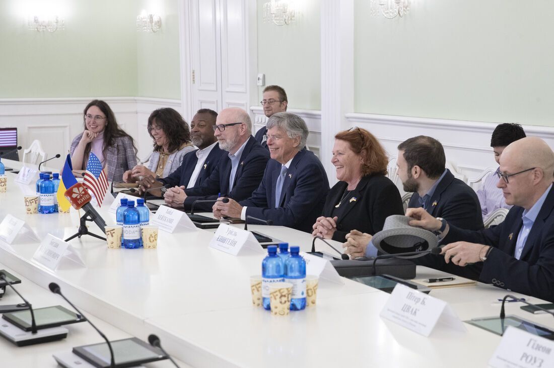 Кличко зустрівся з делегацією американської організації RDI, яка активно допомагає Україні. Фото