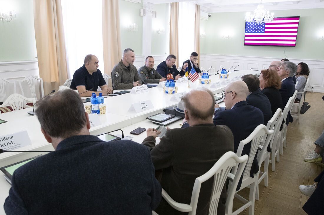 Кличко зустрівся з делегацією американської організації RDI, яка активно допомагає Україні. Фото