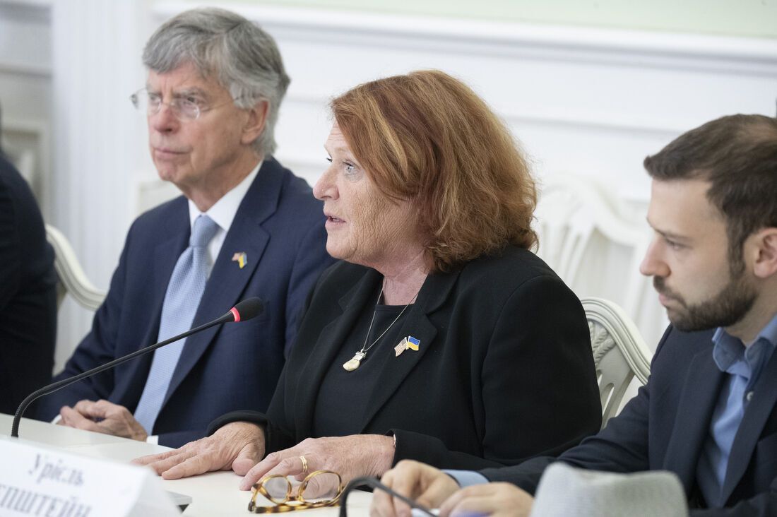 Кличко зустрівся з делегацією американської організації RDI, яка активно допомагає Україні. Фото