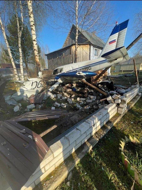 У Росії літак впав на подвір'я приватного будинку, є постраждалі. Фото та відео