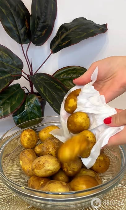 Вкусный молодой картофель с зеленью и чесноком: чистить не придется