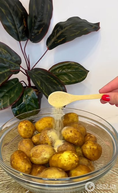 Вкусный молодой картофель с зеленью и чесноком: чистить не придется