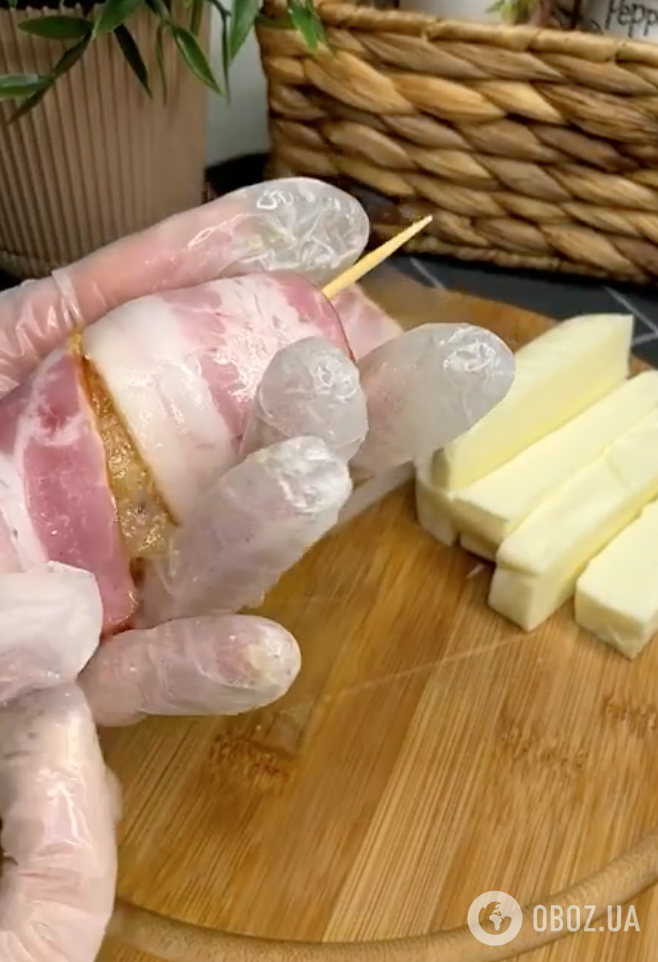Приготовление котлет с сыром и беконом