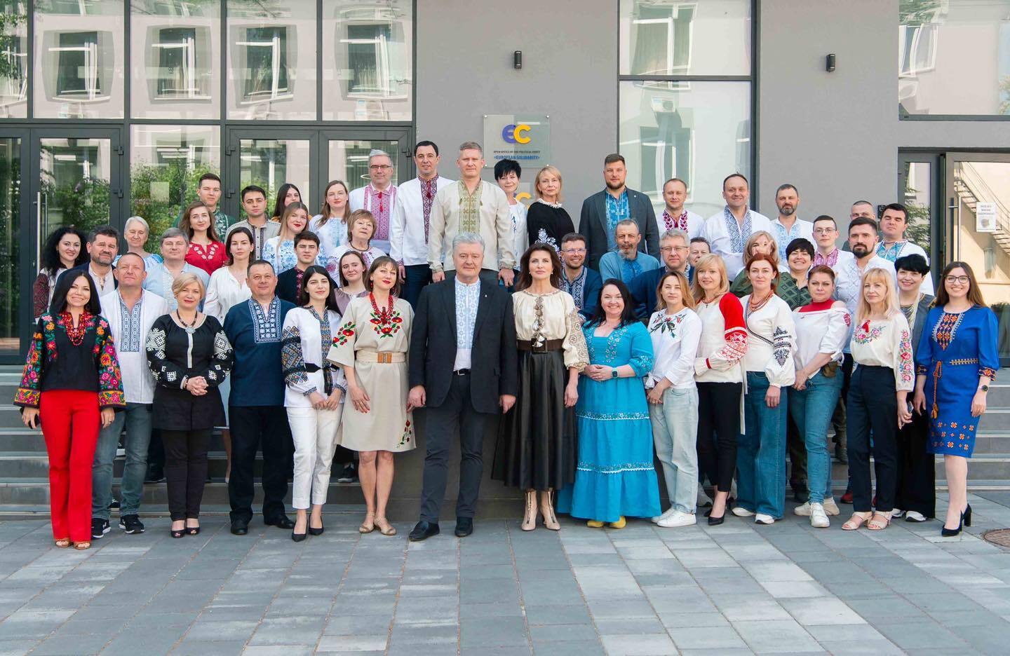 Вышиванка – это присяга на верность Украине: Порошенко с командой показали фото в украинских сорочках